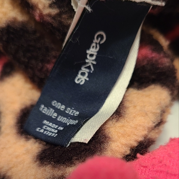 Leopard print hat and matching scarf with pink flower detail - Picture 4 of 6